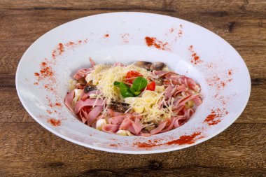 jambon ve mantar ile makarna