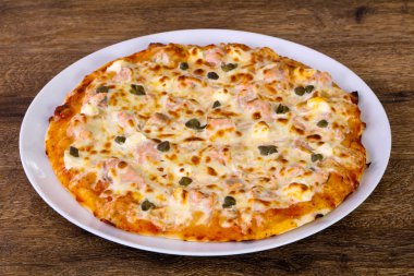 Somon ve Kapari yumuşak peynirli pizza
