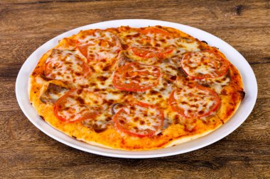 Sığır eti peynir ve domates pizza