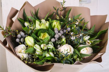 Çeşitli çiçek ile romantik buket