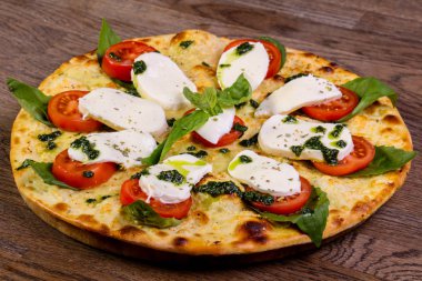 Pizza Caprese fesleğen ve mozarella