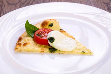 Pizza Caprese fesleğen ve mozarella