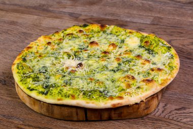 Pesto ve peynirli pizza