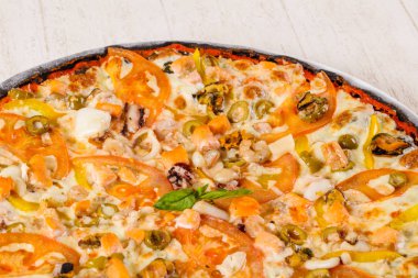 Deniz ürünleri ve sebze pizza