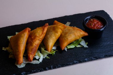 Soslu sıcak et hamur işleri