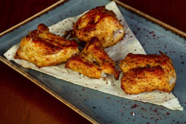 Tavuk barveque beyaz ekmek ile