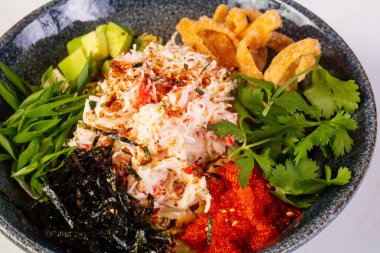 Yengeç eti ile poke