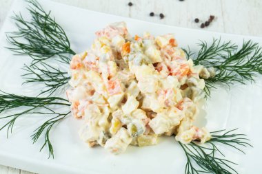 Dereotu hizmet geleneksel Rus salatası