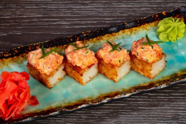 Gevrek pirinç ton balığı ve wasabi ile rulo