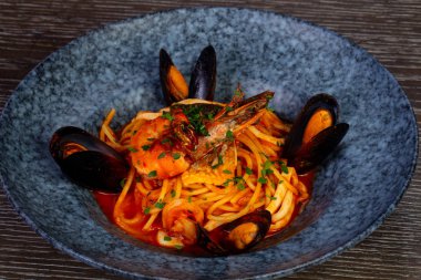 Shrump ve kelepçeler ile lezzetli kırmızı spagetti