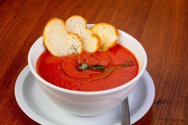 Ekmek ve fesleğen ile lezzetli gaspacho çorbası