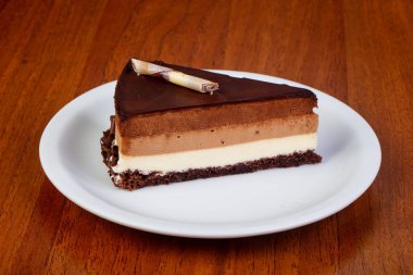 Üç çikolata kek lezzetli parça