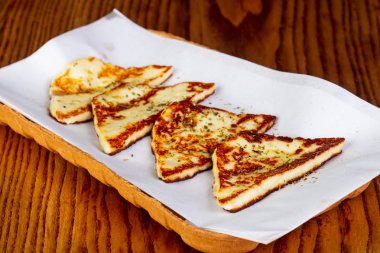 Baharat ile Izgara Hellim peyniri