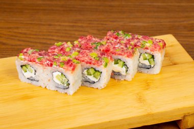 Lezzetli baharatlı ton balığı ile krem peynir rulo