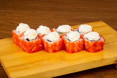 Lezzetli umi krem peynir ile üst alır.