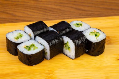 İştah açıcı salatalık sushi roll seti
