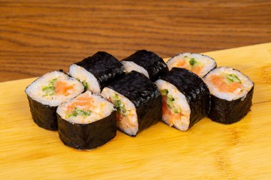 Salatalık ile lezzetli baharatlı rulo