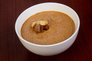 Kremalı mantar çorbası ile petrol