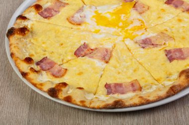 Pizza carbonara pastırma ve yumurta ile
