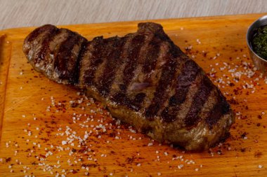 Tuz ve biber ile ızgara sığır eti biftek