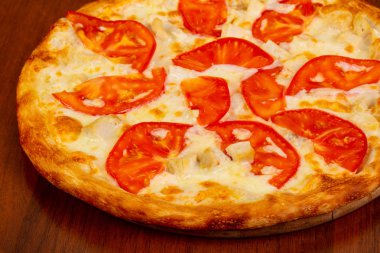 Tavuk, peynir ve domates Pizza