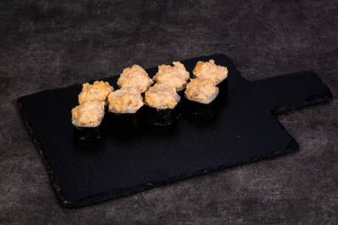 Japon baharatlı suşi ve rulolar