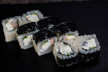 Karides ile Japon geleneksel rulo