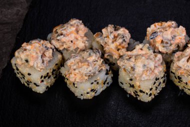 Japon baharatlı suşi ve rulolar