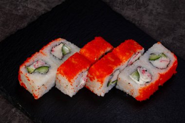 Yengeç eti ile Japon rulo