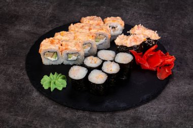 Japon Suşi ile çeşitli madde ayarla