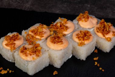 Japon baharatlı suşi ve rulolar