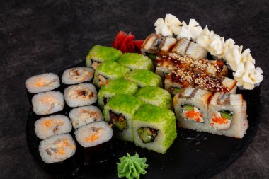 Japon Suşi ile çeşitli madde ayarla