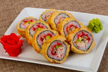 Yengeç eti ile tempura rulo