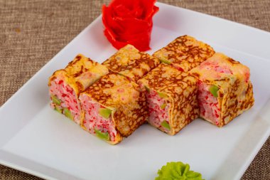 Tobiko ve avokado ile rulo