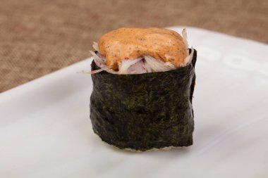 Soslu baharatlı gunkan suşisi.