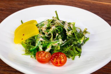 Susam ve sos chukka salatası