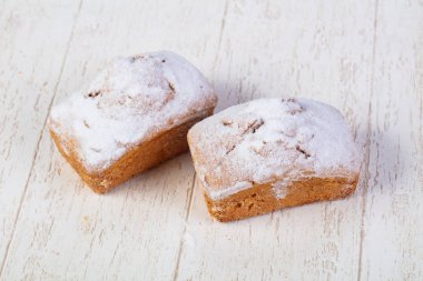 Ahşap arka plan üzerinde tatlı lezzetli muffins