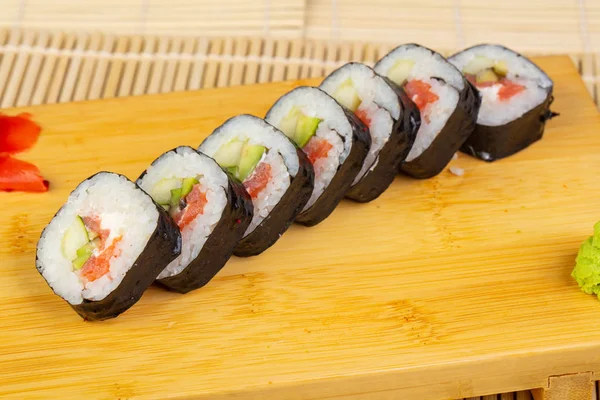 Heerlijke Pittige Sushi Rolt Met Garnalen — Stockfoto