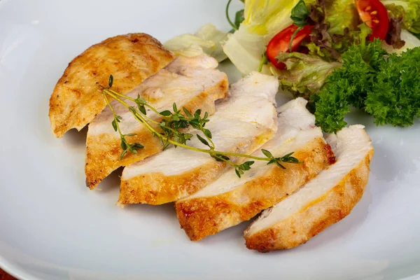 Lezzetli ızgara tavuk göğsü salatası ile