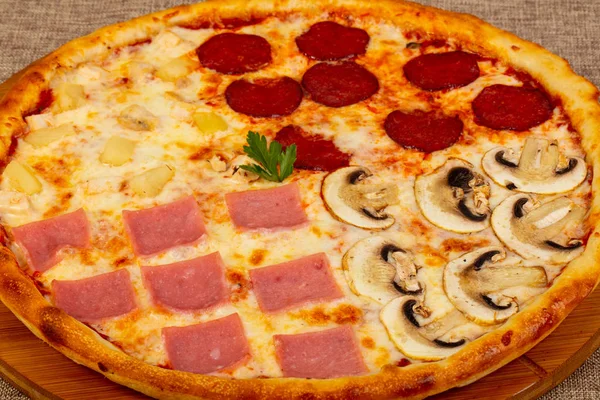Pizza Assortie Wymieszać Serem — Zdjęcie stockowe