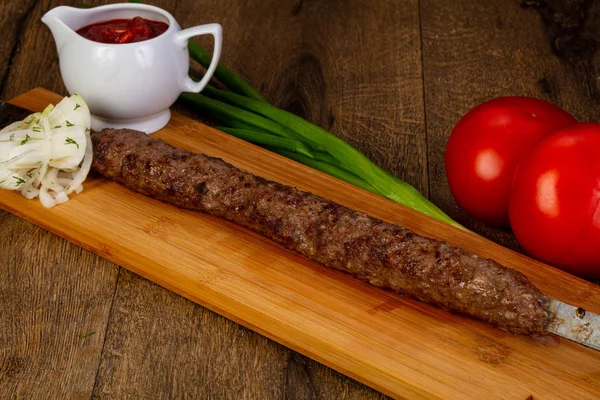 Izgara Kebap kıyılmış et sosu ve soğan ile