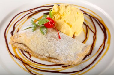 Apple strudel dondurma ile