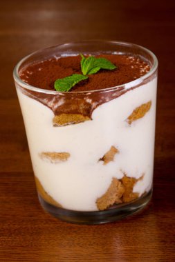 Nane cam ile tiramisu pasta