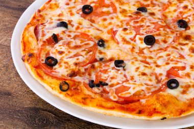 Margarita pizza zeytin, domates ve peynir ile