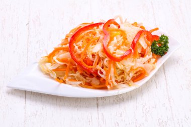 Kabın içinde geleneksel fermente lahana lahana turşusu