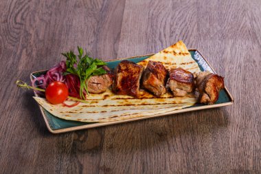 Domuz kebap Barbekü otlar ve ekmek servis