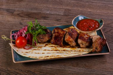 Domuz kebap Barbekü otlar ve ekmek servis