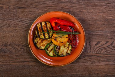 Izgara sebze tabağı karışımı.