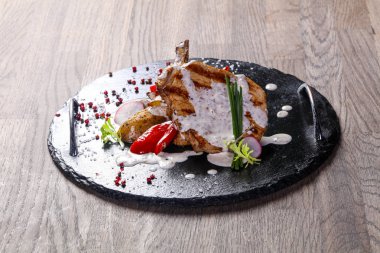 Peynir soslu domuz eti sebze devam eder.