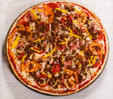 Kıyılmış et ve sebze pizza